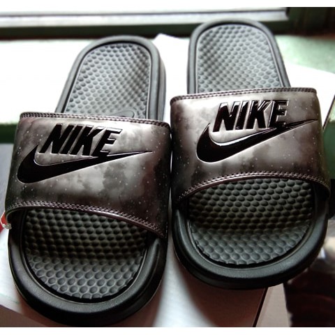 Nike benassi 2024 slides sale