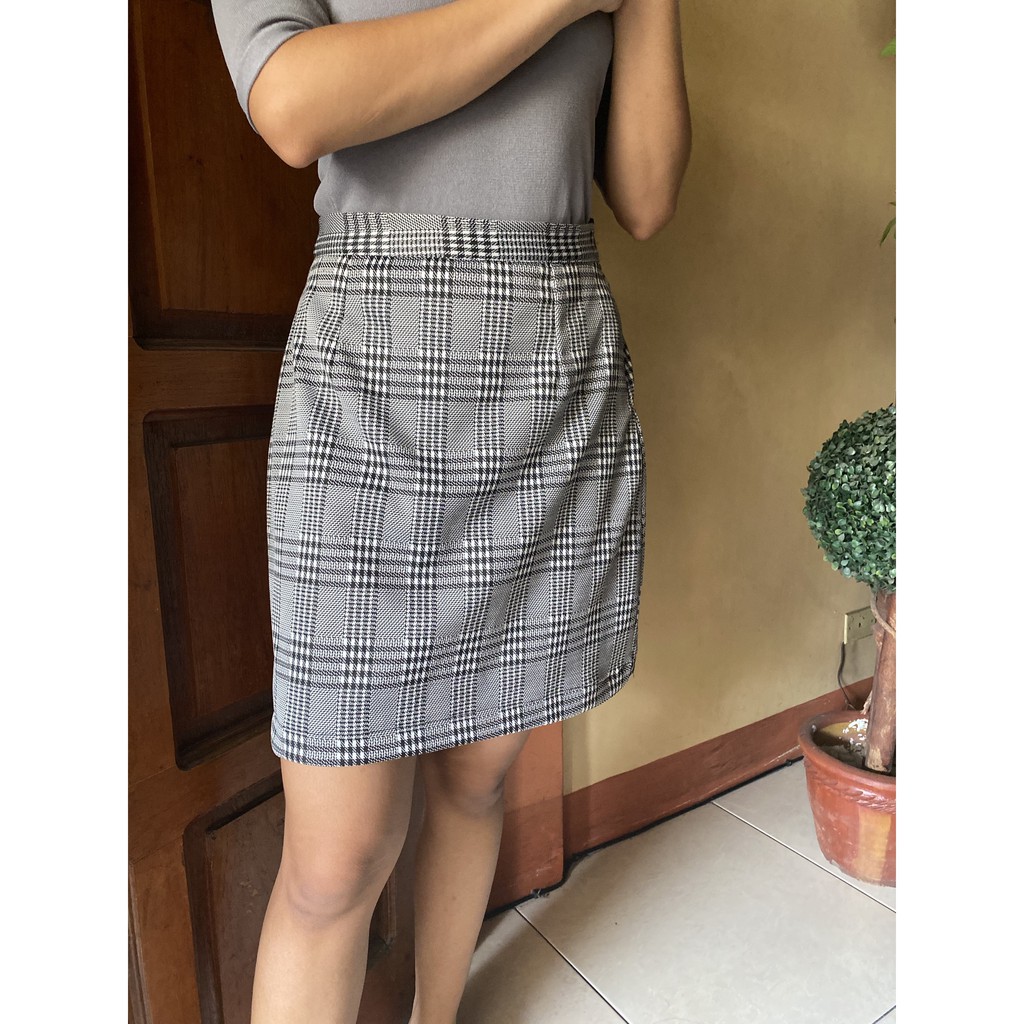 Checkered Neoprene Skirt in black and gray with inner lining and