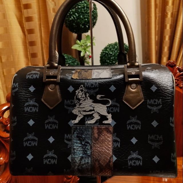 Mcm shop lion bag