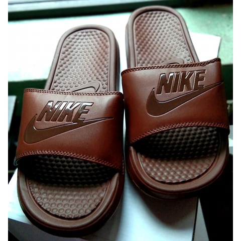 Nike hotsell slippers brown