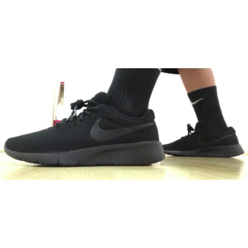 Nike tanjun hot sale triple black