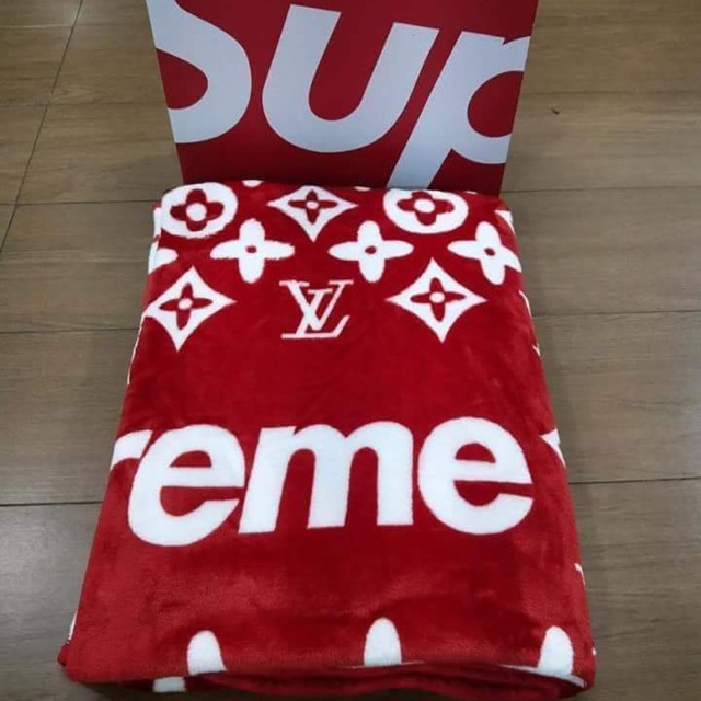 Fake supreme outlet blanket