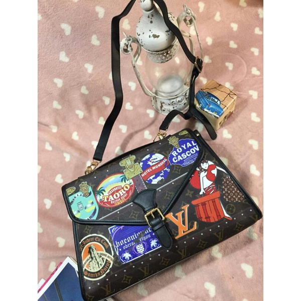 Louis vuitton messenger bag best sale with badges