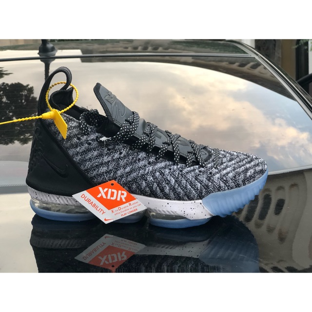 Lebron 16 best sale oreo footlocker