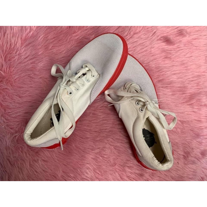 Red and white hot sale vans womens