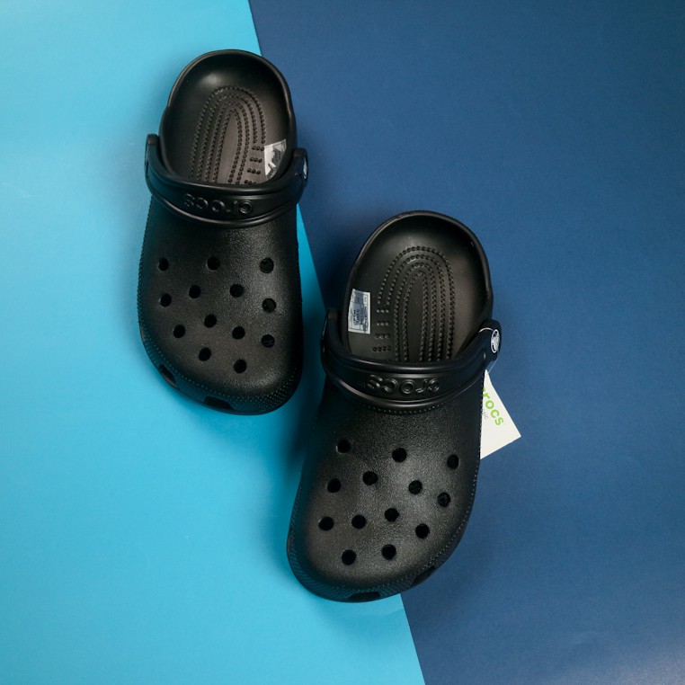 Plain sale black crocs