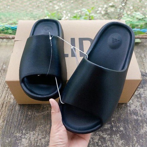 Yeezy black online slides