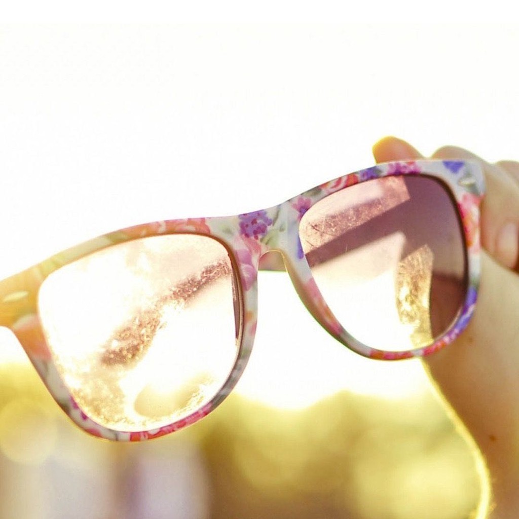 желтые очки 2 сердечка на руке. очки сердечки прозрачные. розовые очки. желтые очки 2 сердечка на руке. желтые очки 2 сердечка на руке.