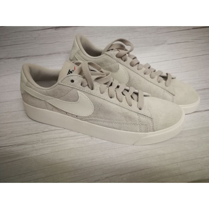 Nike wmns best sale blazer low sd