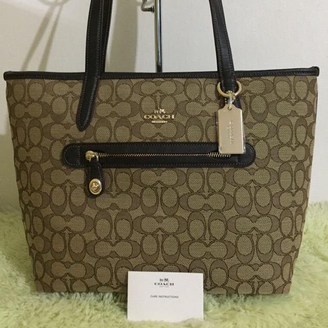 Signature taylor store tote coach