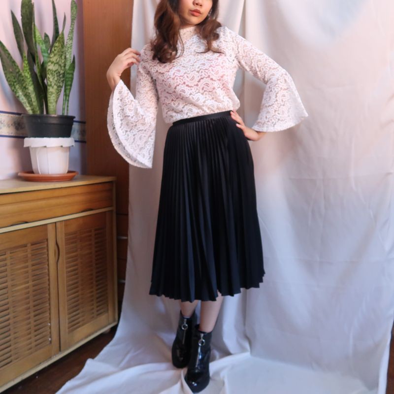 White long sleeve outlet and black skirt