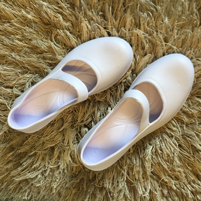 Nursing best sale shoes philippines