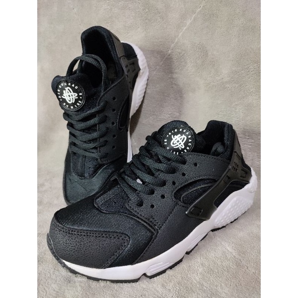 Nike huarache black hot sale with white sole